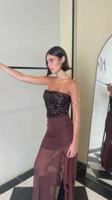 Strapless de lentejuelas color marrón oscuro, con diseño ajustado y espalda regulable.