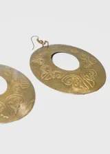 Par de aros colgantes ovalados de metal color dorado, con diseño calado de estilo vintage.