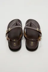Sandalias negras de eco cuero estilo chunky, con diseño de tiras cruzadas y hebilla metálica dorada en la parte superior. Cuenta con tira ajustable en el talón.