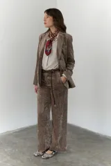 Blazer marrón de terciopelo con solapas de muesca, cierre frontal con un botón, bolsillos delanteros y forro con estampado animal print.
