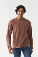 Remera de manga larga para hombre con escote redondo y logo bordado en el pecho.