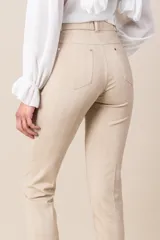 Pantalón beige alicrado jaspeado con falsos bolsillos adelante y dos bolsillos atrás.