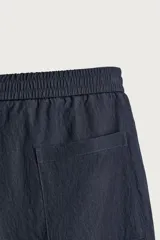 Bermuda relaxed fit de color azul marino confeccionada en tejido fluido con mezcla de viscosa, cintura elástica con cordón interior y bolsillos frontales.