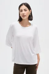 Remera de viscosa en color blanco, con textura acanalada, cuello redondo y mangas 3/4 de corte holgado.