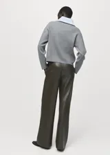 Chaleco de punto de corte recto y diseño minimalista, con cuello alto y cierre frontal de cremallera.