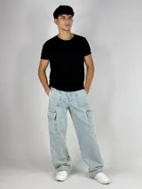 Pantalón jean celeste de corte holgado con bolsillos cargo laterales.