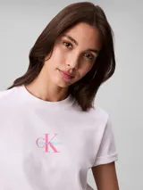Remera de manga corta Calvin Klein, confeccionada en algodón, con cuello redondo y logo de la marca estampado en el centro del pecho en colores rosa y celeste.