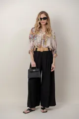 Camisa de algodón y lino estampada con diseño floreado multicolor, de corte amplio, mangas anchas y puños elásticos.