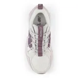 Championes New Balance Tektrel para dama, color gris claro con detalles en lila y suela geométrica en color lila oscuro.