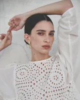 Aros colgantes con forma irregular, realizados en bronce y alpaca, con pernos y cierres mariposa de plata 925.