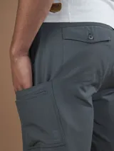 Bermuda técnica color verde oliva, confeccionada en 94% nylon y 6% spandex.