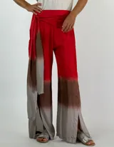 Pantalón de viscosa con estampado degradado de color rojo a marrón.