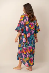 Vestido largo azul marino con estampado floral multicolor, cuello en V con cierre frontal parcial de botones y mangas cortas holgadas.