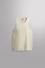 Musculosa deportiva Zara Athleticz de tejido ligero y elástico con cuello redondo y aberturas laterales en el bajo.