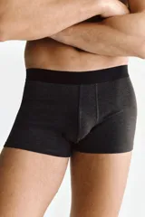 Pack de tres calzoncillos tipo trunk de punto elástico con costuras planas y cintura elástica. El set incluye un modelo en color gris melange y dos modelos en color negro.