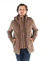 Campera marrón con capucha, cierre frontal con cremallera, bolsillos laterales con cremallera y logo de Calvin Klein.