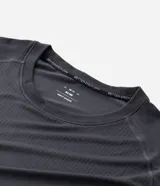 Remera deportiva de manga corta marca Get Over, confeccionada en poliamida con tecnología seamless de tejido texturizado. Presenta cuello redondo y diseño de corte regular con mangas raglán.