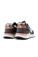 Championes deportivos Santa Barbara modelo Roma, en combinación de colores gris, blanco y negro con detalles en azul oscuro. Presentan capellada de malla y refuerzos sintéticos, pasador de cordones grises y suela chunky con diseño texturizado.