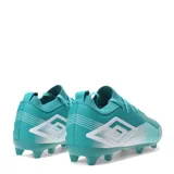Championes de fútbol Umbro Vibe HG para hombre, diseñados para césped natural. Presentan una capellada sintética de alta resistencia en color negro con detalles degradados en gris y suela con tapones estratégicos para mayor tracción.