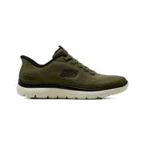 Championes deportivos Skechers modelo Summits Leyter, color verde oliva con detalles en negro y suela blanca. Presentan diseño Slip-ins para calce fácil, parte superior de tejido técnico con superposiciones hotmelt, cordones elásticos fijos y plantilla acolchada Air-Cooled Memory Foam.