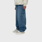Pantalón jean ultra baggy de calce holgado, color azul medio con efecto lavado, estilo cargo con bolsillos laterales en las piernas.