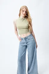 Top negro sin mangas con capucha, corte cropped y silueta ajustada al cuerpo.