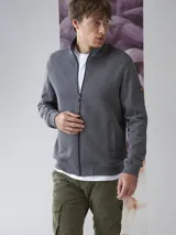 Campera tipo fleece de Benson & Thomas, con cierre frontal completo, cuello alto y textura acolchada en el panel frontal. Posee puños y ruedo acanalados.