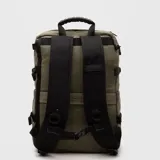 Mochila urbana de diseño minimalista en color negro, con compartimento principal amplio, bolsillo frontal con cierre vertical y correas laterales ajustables. Incluye compartimento acolchado para computadora y manija superior reforzada.