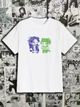 Remera blanca de algodón con estampado de dos personajes estilo chibi, uno en azul y otro en verde, de la serie The Apothecary Diaries.