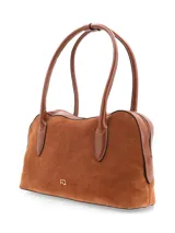 Cartera tipo bowling de cuero gamuza color tostado, con doble asa de mano en cuero liso, cierre superior y logo metálico de la marca en el frente.