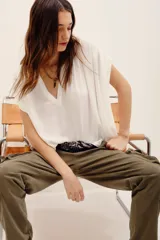 Camisa blanca de viscosa con cuello en V y mangas cortas de diseño holgado.