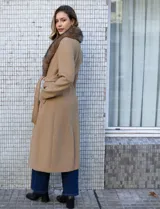 Tapado largo de paño de la marca Michael Kors, color marrón tostado, con cuello solapa adornado con piel sintética desmontable, bolsillos delanteros y cinturón ajustable del mismo material.