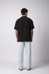 Camisa de manga corta con cuello cubano, confeccionada en lino entramado de textura natural. Presenta un corte relajado y cierre frontal con botones.