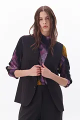 Chaleco marrón con botones, corte midi y escote en V.