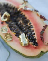 Anillo ancho de alpaca con textura irregular.