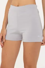 Short deportivo gris de tiro medio, confeccionado en tejido de poliéster y elastano.