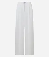 Pantalón de vestir blanco, de corte palazzo, con trabillas en la cintura, bolsillos laterales y pliegues delanteros.