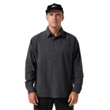 Camisa de manga larga color gris oscuro con textura tipo espiga. Tiene cuello clásico, cierre frontal con botones y un pequeño logo bordado en el pecho. Corte recto.