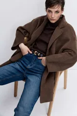 Pantalón de jean corte regular, de tiro medio y pierna recta, en tono azul clásico con efecto lavado.