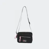 Bandolera negra con correa regulable, múltiples compartimentos con cierre y tirador de cuerda rosa.