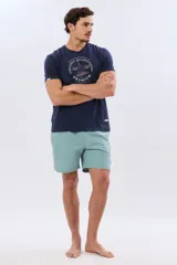 Short de baño liso color coral, confeccionado en tela flexible elastizada, con diseño versátil para uso dentro y fuera del agua.