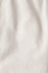 Pantalón relaxed fit color beige, confeccionado en mezcla de lino y viscosa. Cuenta con cintura elástica y cordón ajustable, cierre decorativo, bolsillos al bies y un bolsillo trasero insertado.