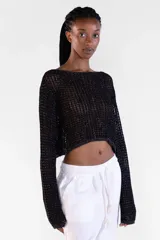 Sweater crop de manga larga tejido con hilos de distintos tonos y lurex que aporta brillo sutil, con escote amplio y detalle de moneda metálica Polonio en color rose gold.