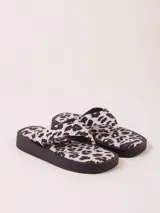 Sandalias con plataforma color crudo y estampado animal print.