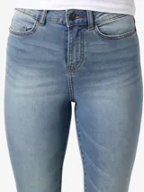 Pantalón jean flare de tiro alto, confeccionado en denim elástico con efecto desgastado y silueta ajustada que se ensancha levemente hacia los tobillos.
