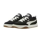 Championes Puma modelo Park Lifestyle, de diseño urbano con base negra, detalles en blanco y suela de goma color caramelo.