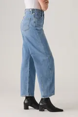 Jeans de denim de corte barrel y tiro alto, en tono azul claro con efecto deslavado.