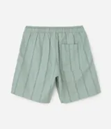 Bermuda de playa para hombre, de corte recto y color verde menta, confeccionada en algodón texturizado con diseño de rayas sutiles. Cuenta con cintura elástica con cordón de ajuste, bolsillos laterales y diseño sin estampas.