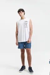 Short de baño azul con estampado de motivos marinos en blanco. Tiene cintura elástica con cordón ajustable, dos bolsillos laterales y uno trasero.