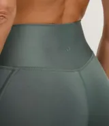 Legging deportiva de tiro alto confeccionada en microfibra elástica, con diseño ajustado al cuerpo y detalle de costuras sobrepuestas.